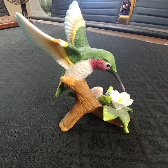 Hummingbird w White Flower - Picture 2 of 3